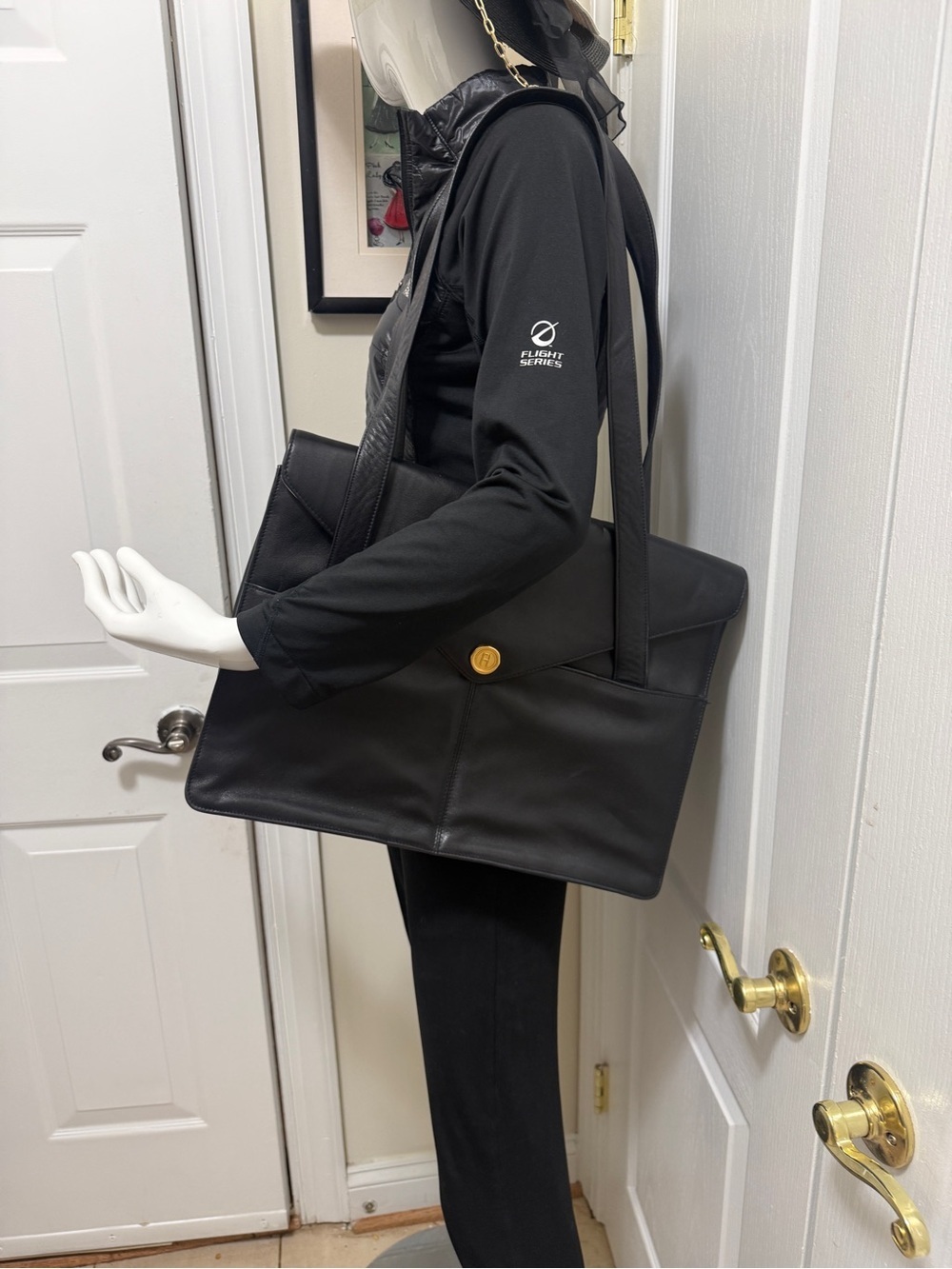 A pour Leather black Shoulder Bag with touch of Gold inside Ideal for everyday